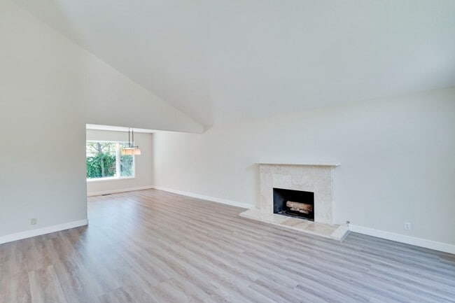 Building Photo - $8500-Mountain View  4 bedroom 3 baths in great neighborhood!