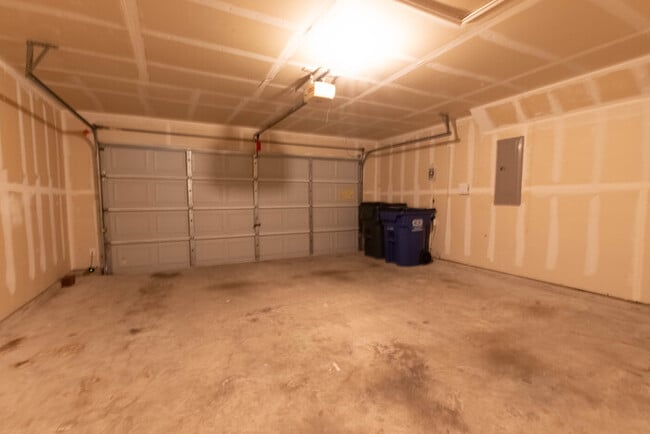 Building Photo - 2405 Spruce Ct