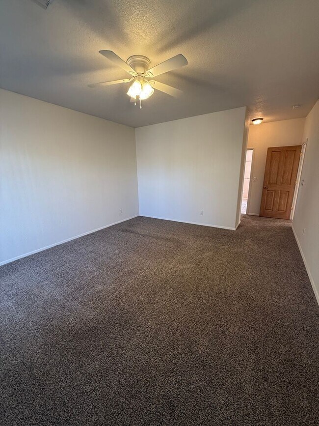 Building Photo - Beautiful 3 Bedroom/2.5 Bathroom Home Located off Roadrunner