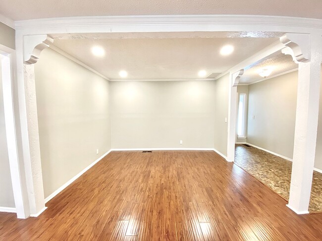 Building Photo - Freshly Updated! Roomy 3-Bedroom Home in J...