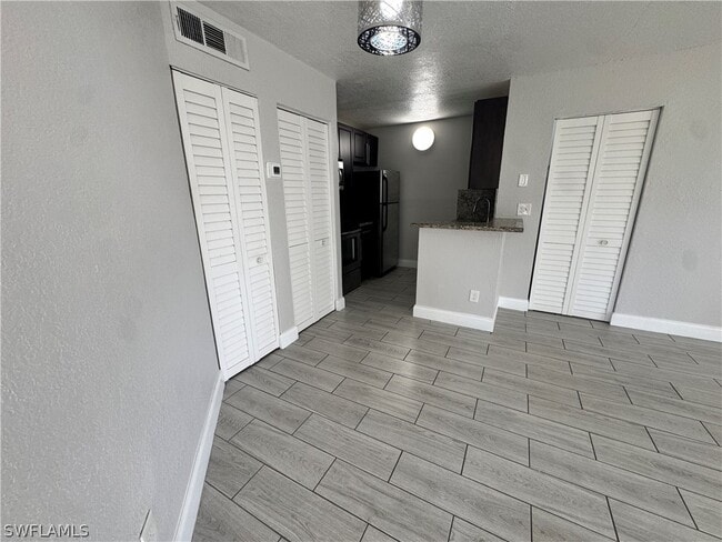 Building Photo - 124 Santa Clara Dr