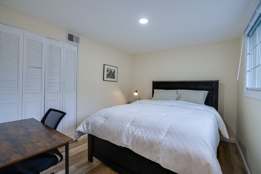 Building Photo - 14220 Fallbrook Ln