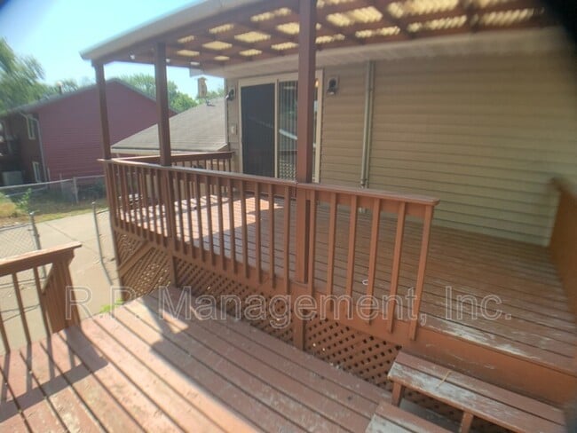 Building Photo - 1425 Meadowmoor Dr NE