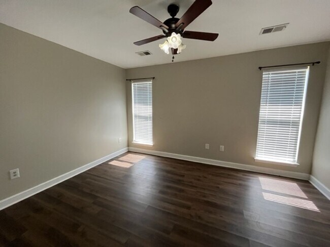 Building Photo - Renovated 3 Bedroom 2 Bath Home with 2 Car...