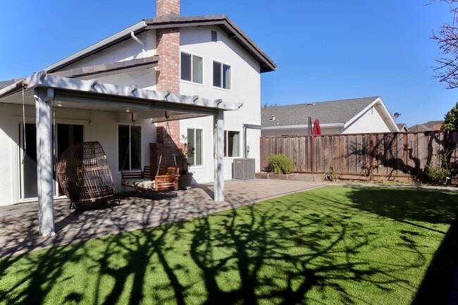 Building Photo - Wonderful 4 Bedroom Home in Fremont – Beautiful Backyard!