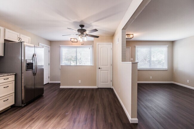 Building Photo - Pet Friendly, Renovated Home in Fox School District