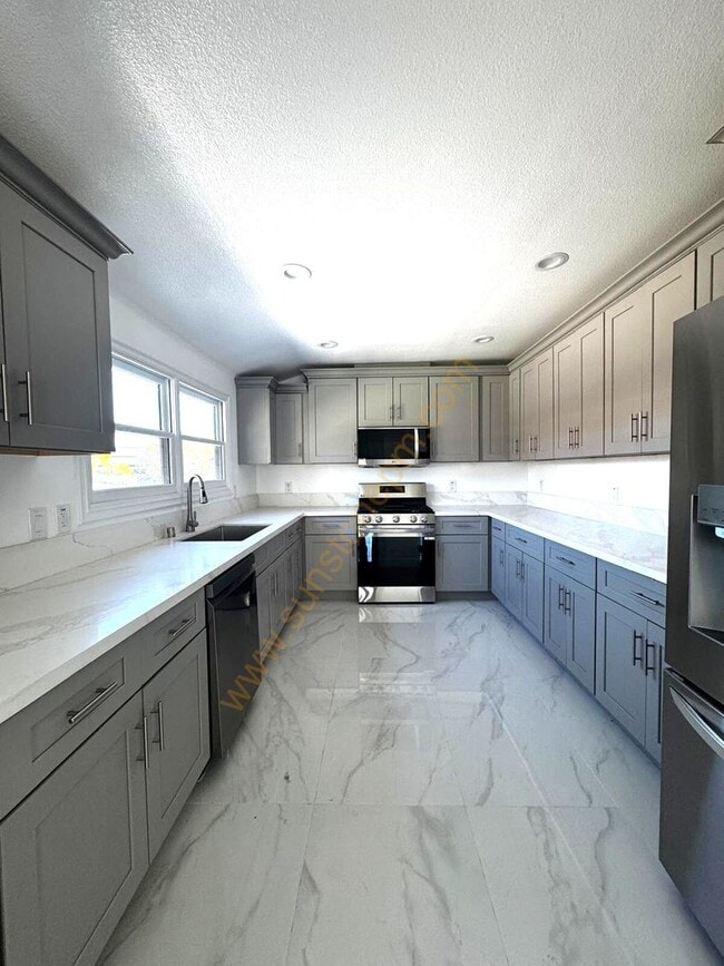 Building Photo - 696 E 9th St