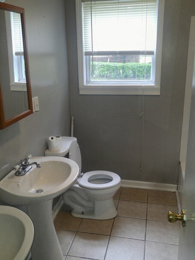 Building Photo - 3 Bedroom with easy access to freeway, downtown Grandview