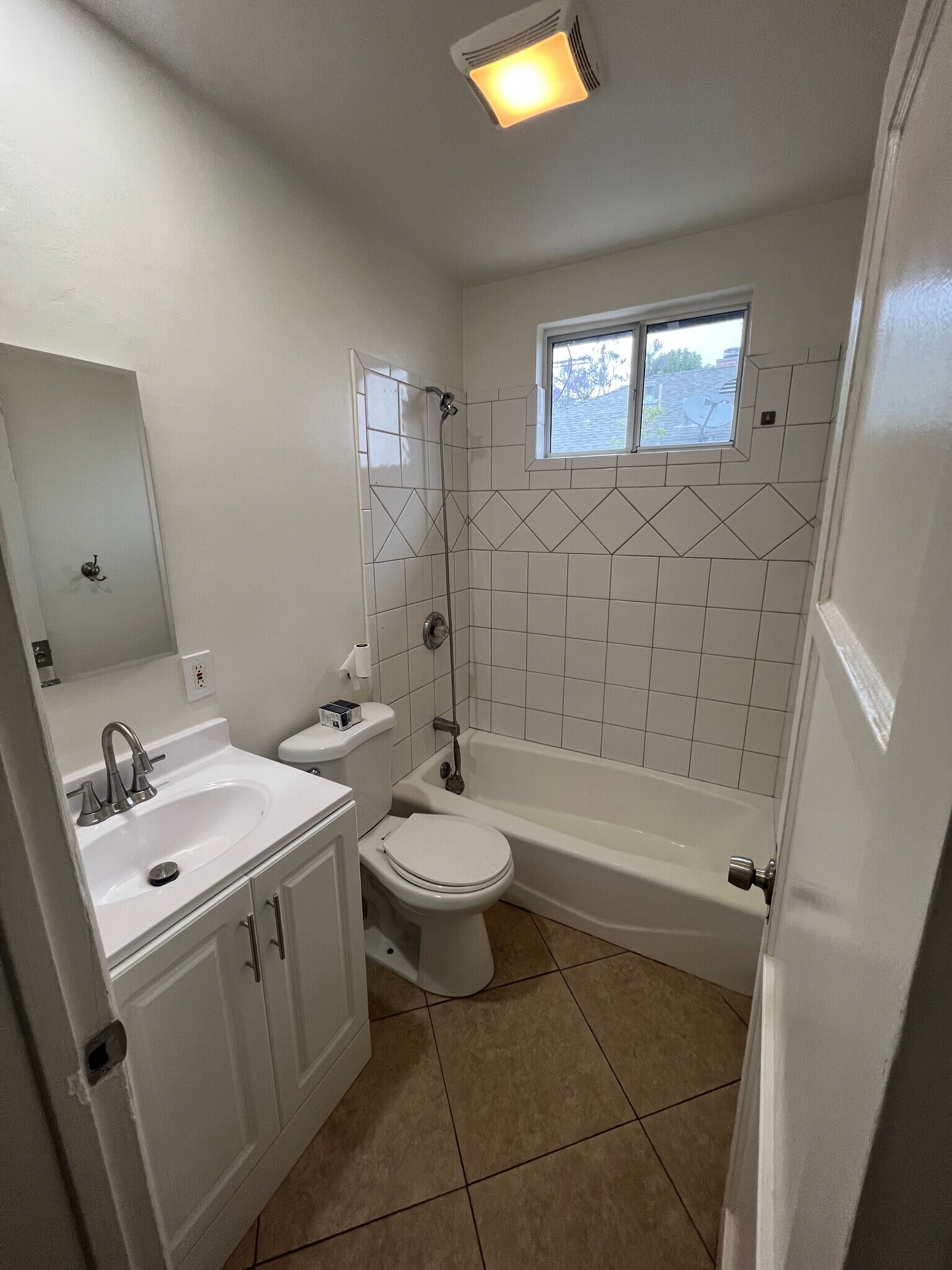 Building Photo - 6546 Hazeltine Ave