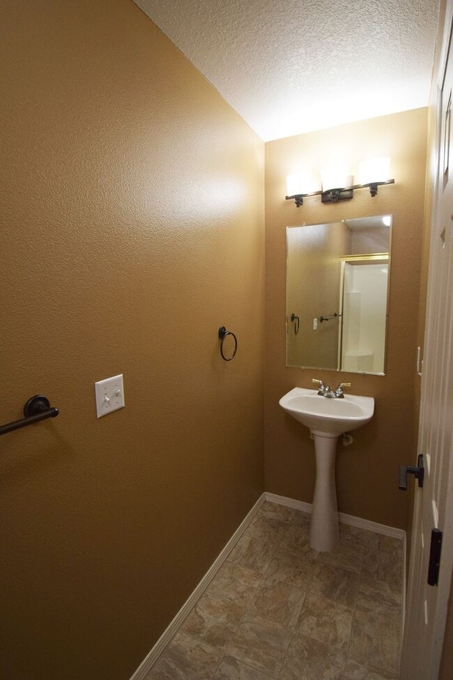 Building Photo - Move In Special!  $1000 Off!  Beautiful Spacious Home!