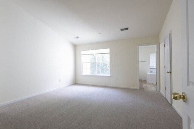 Building Photo - Lovely 3 BR/2 Full BA 2Half BA Townhome in...