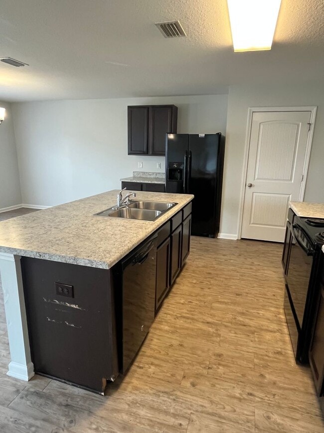 Building Photo - Convenient to shopping & Whiting Field!