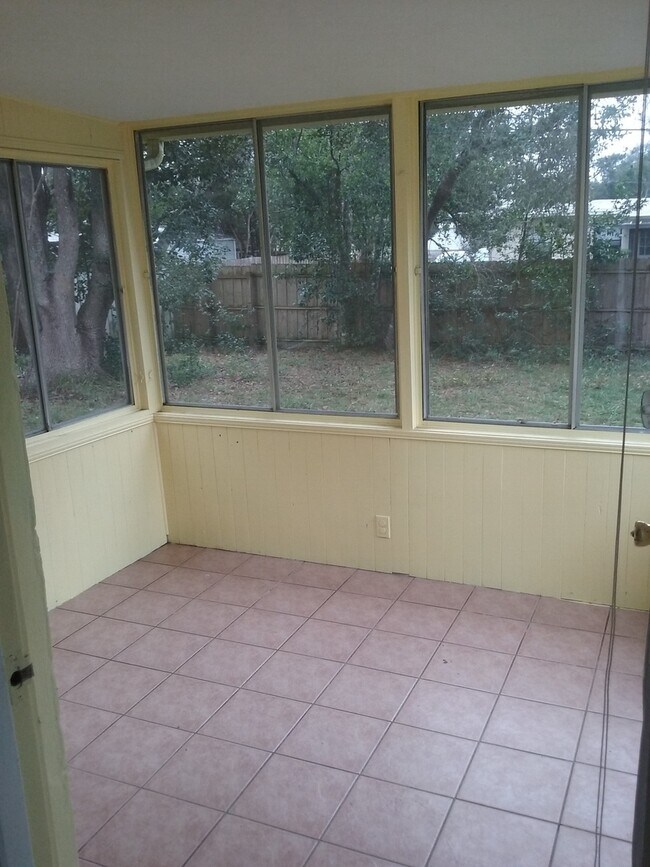 Building Photo - 3 Bed 1 Bath Home | Pet Friendly | Washer ...