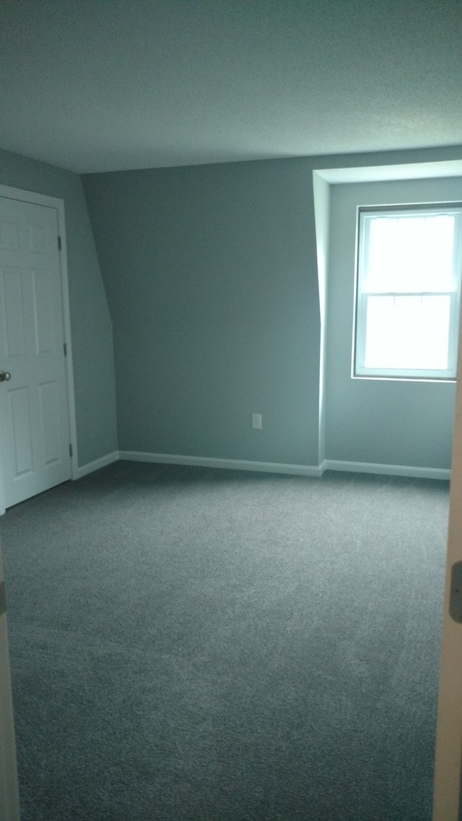 Front bedroom with single closet - 37 Porcupine Cir