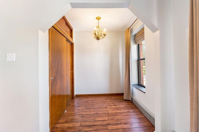 Building Photo - 252 Grove St