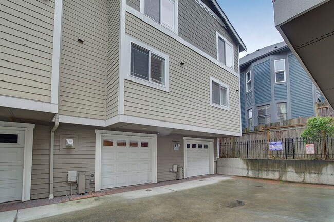 Building Photo - 2Bd/2.5Ba Seattle Townhouse