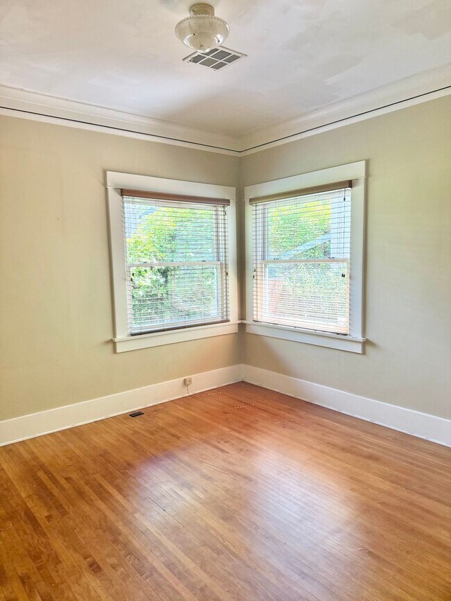 Building Photo - Historic 2 Bedroom on Hawk