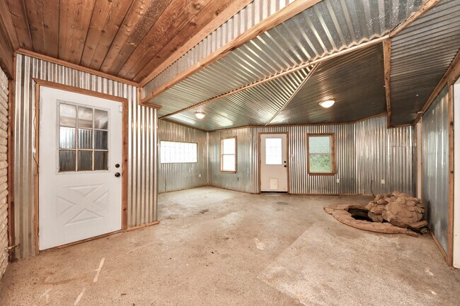 Building Photo - 5001 Glenhaven Dr