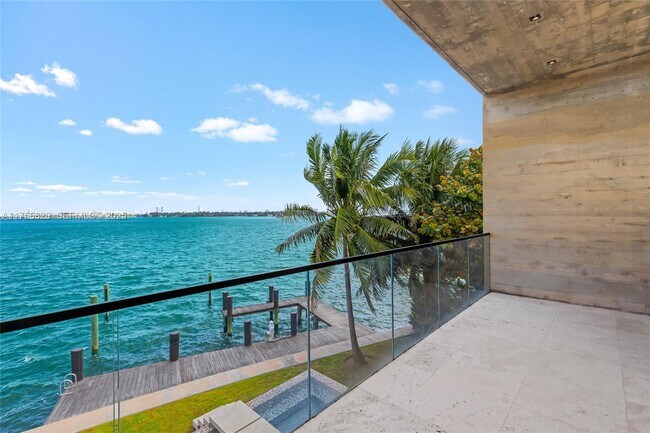 Building Photo - 825 E Dilido Dr