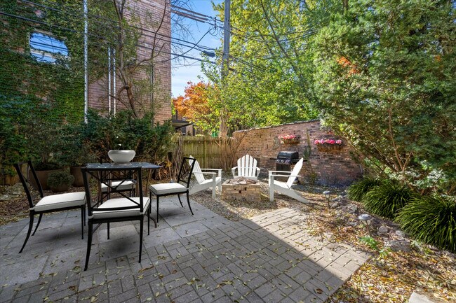 Building Photo - 709 W Roscoe St