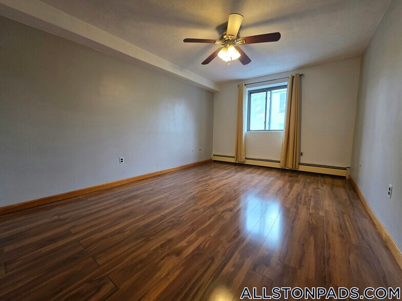 Building Photo - 28 Brentwood St