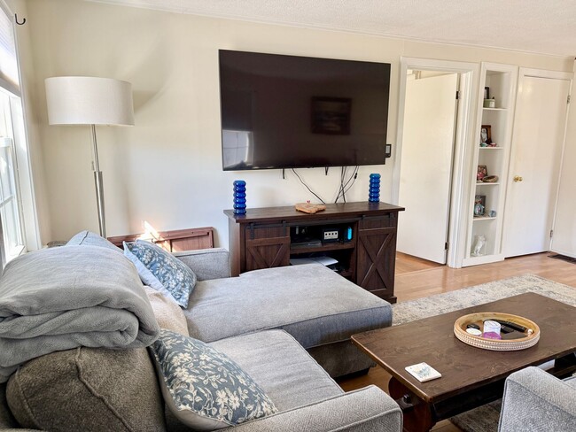 Building Photo - Sunny 1+ Bedroom Single family Home