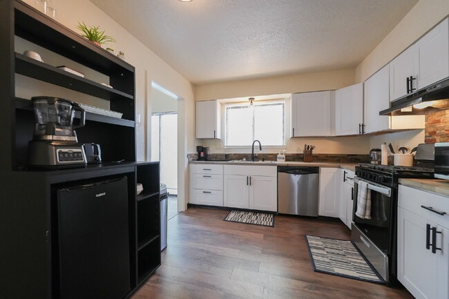 Building Photo - Spacious 3-Bedroom, 2-Bath Home – Fully Furnished