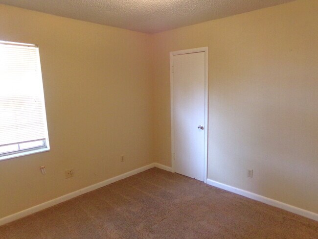 Building Photo - North Pensacola 2BR Duplex with Private Pa...