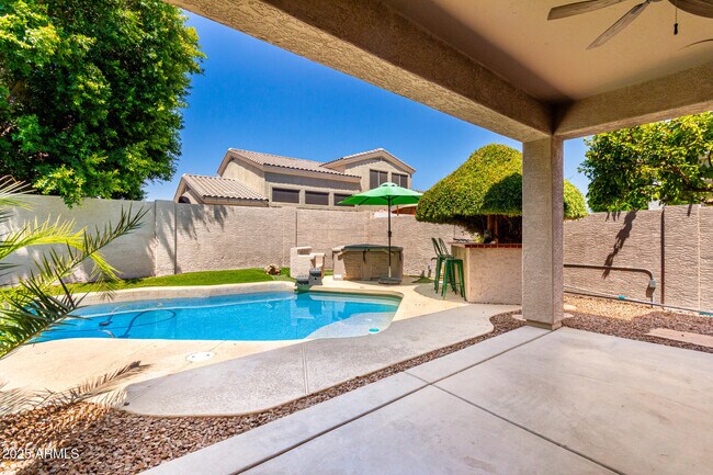 Building Photo - 6804 W Lone Cactus Dr