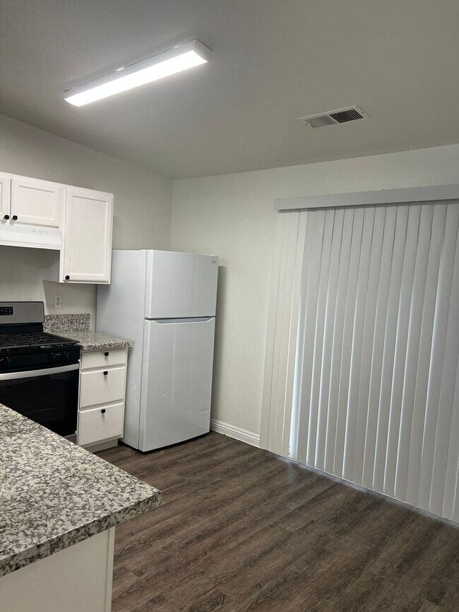 Building Photo - 1548 N Valencia Ct