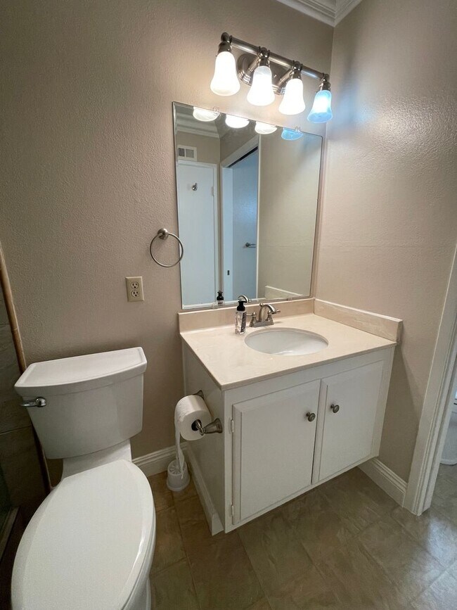 Building Photo - Beautiful Condo in Private Community