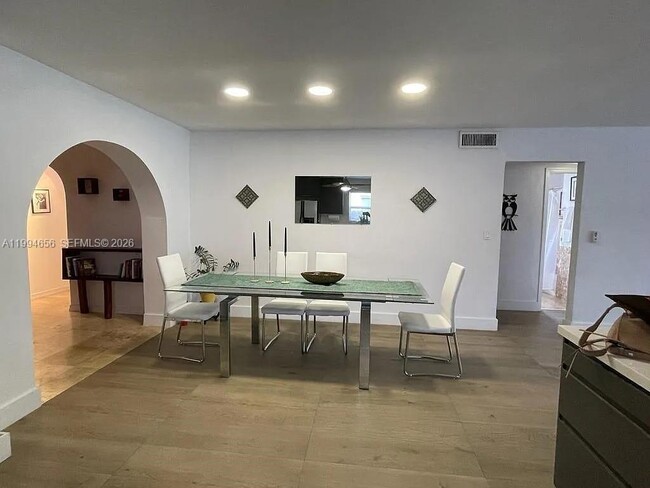 Building Photo - 1143 Lincoln St