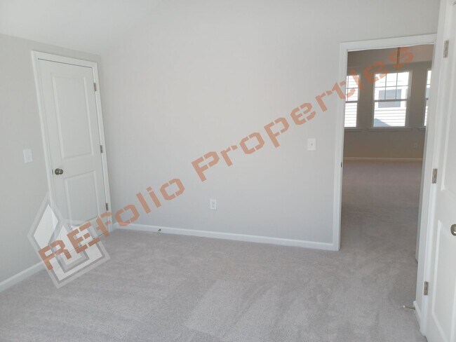 Building Photo - Gorgeous 4 Bedroom House with 1st Floor Pr...