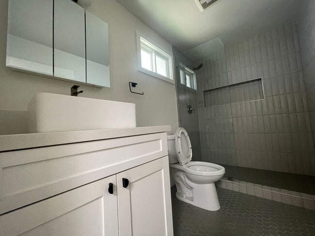 Building Photo - Modern, Private 1-Bedroom ADU – Available ...