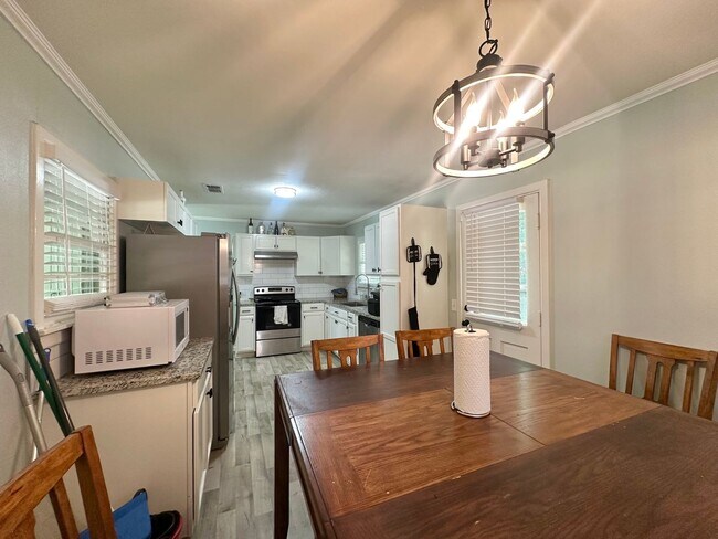 Building Photo - Updated 3-Bedroom Home Near TJC & Medical ...