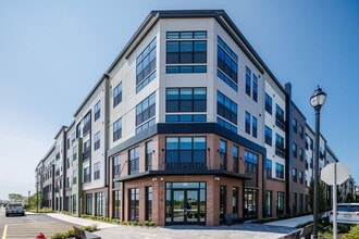 Building Photo - The Pearl at Station Bay