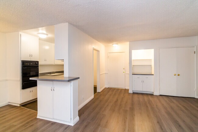 Building Photo - 8601 Balboa Blvd