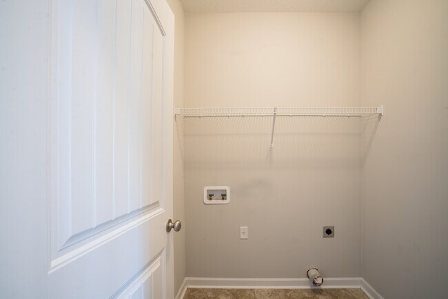 Building Photo - 647 Red Oak Ln