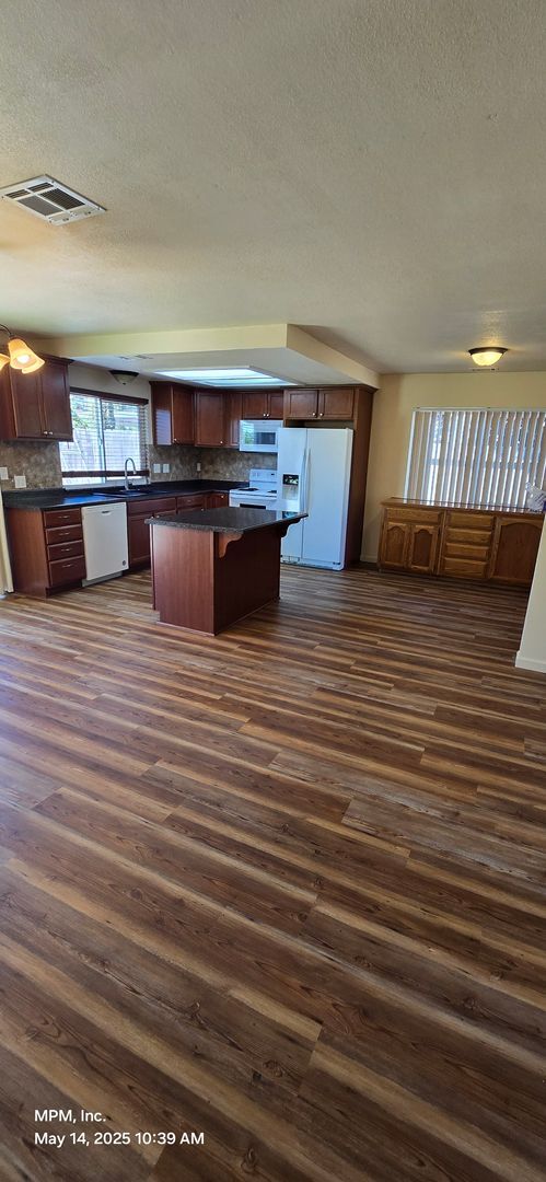 Building Photo - 4 Bedroom 2 bath home with 2 car garage, y...