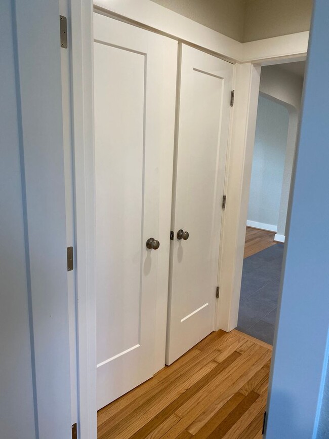 Building Photo - Modern Vintage Alberta Arts  1250sqft 1BR-...