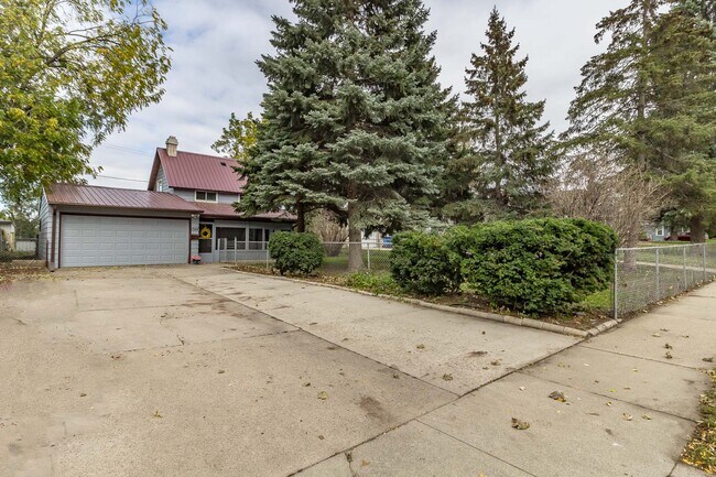 Building Photo - 1324 W Sioux St