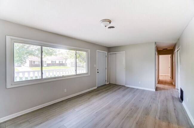 Building Photo - Three Bedroom with Driveway in Dayton!
