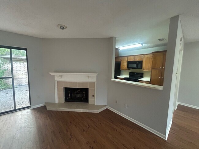 Building Photo - Updated Spacious Townhome