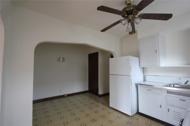 Building Photo - 5021 Oleatha Ave