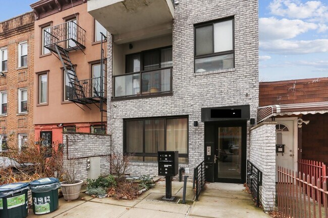 Building Photo - ROOM ONLY in 5-bed/2.5-bath Home