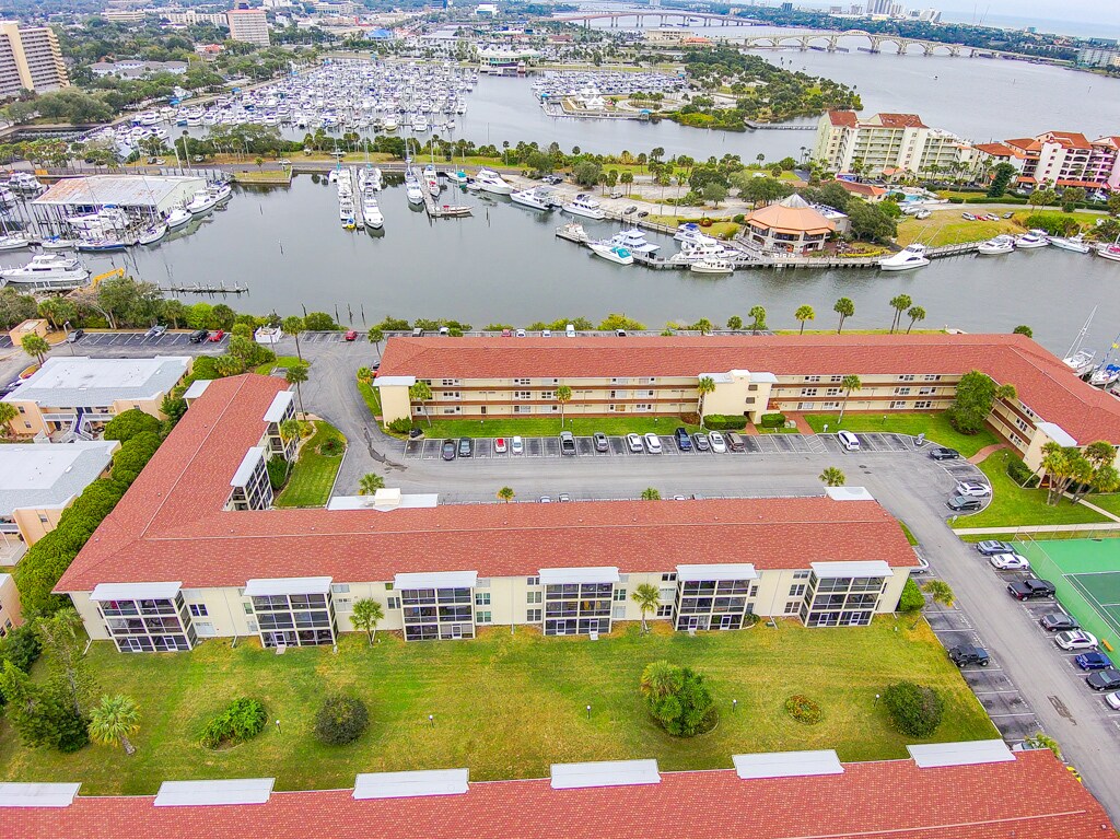 Building Photo - 715 S Beach St