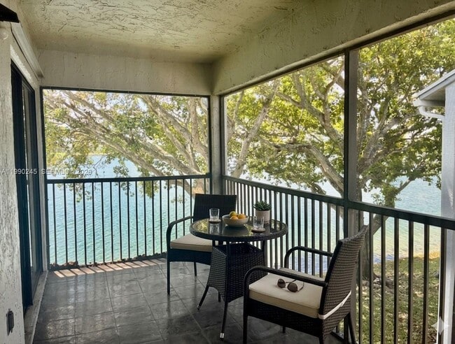 Building Photo - 1024 S Independence Dr