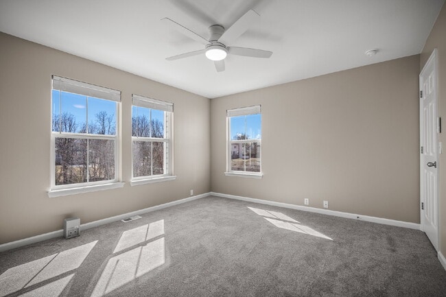 Building Photo - Beautiful 2 Bedroom End-Unit Townhouse in Montarbor Villas w/ Mountain Views