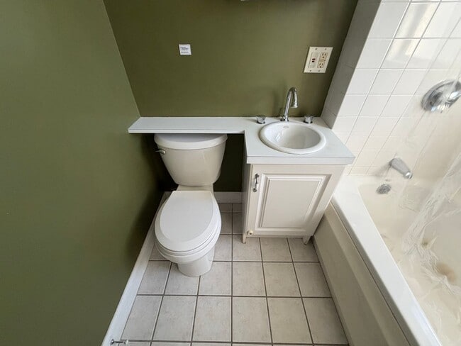 Building Photo - Move-In Ready Townhouse in North Billerica – Unbeatable Transit Access!