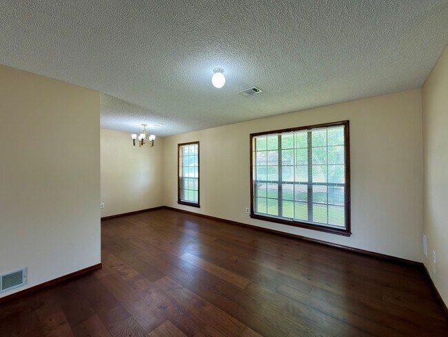Building Photo - Gorgeous Brick Home for Rent! - 3 Bedroom, 2 Bath, 2 Car garage - 1,797 sf